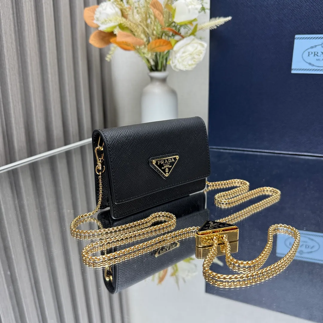 P560 [Top original order] Prada's new chain card holder 💼Model 1MR034, 164 OEM code ✨ This exquisite and versatile flip card holder is equipped with a detachable chain shoulder strap, which adds gorgeous style and is easy to carry in a variety of ways. A metal lettering logo adorns the front of the Saffiano leather jacket. Saffiano leather, the brand's signature material, features a chic cross-hatch texture and waxed finish. Snap button closure, enameled metal triangle logo, two card slots Moiré and Saffiano leather lining, detachable chain shoulder strap 🏅️🏅️🏅️Size: 11.5*8*2.5cm