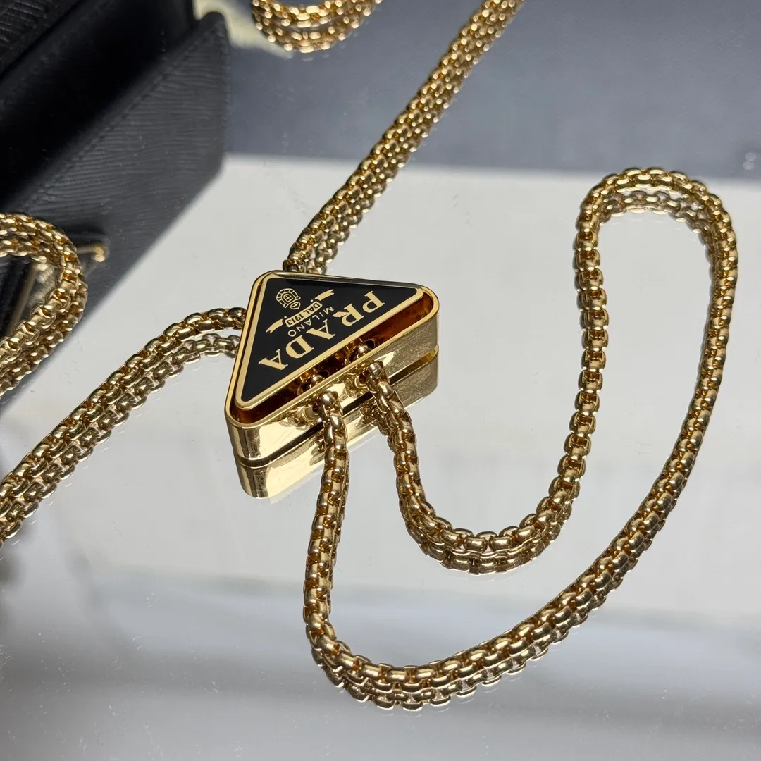 P560 [Top original order] Prada's new chain card holder 💼Model 1MR034, 164 OEM code ✨ This exquisite and versatile flip card holder is equipped with a detachable chain shoulder strap, which adds gorgeous style and is easy to carry in a variety of ways. A metal lettering logo adorns the front of the Saffiano leather jacket. Saffiano leather, the brand's signature material, features a chic cross-hatch texture and waxed finish. Snap button closure, enameled metal triangle logo, two card slots Moiré and Saffiano leather lining, detachable chain shoulder strap 🏅️🏅️🏅️Size: 11.5*8*2.5cm
