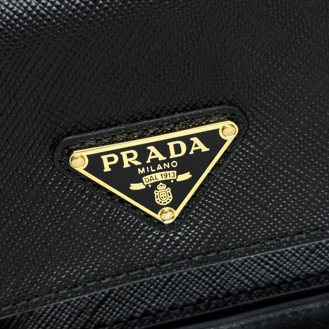 P560 [Top original order] Prada's new chain card holder 💼Model 1MR034, 164 OEM code ✨ This exquisite and versatile flip card holder is equipped with a detachable chain shoulder strap, which adds gorgeous style and is easy to carry in a variety of ways. A metal lettering logo adorns the front of the Saffiano leather jacket. Saffiano leather, the brand's signature material, features a chic cross-hatch texture and waxed finish. Snap button closure, enameled metal triangle logo, two card slots Moiré and Saffiano leather lining, detachable chain shoulder strap 🏅️🏅️🏅️Size: 11.5*8*2.5cm