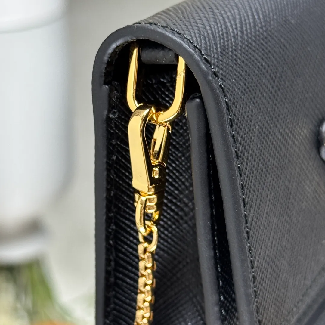 P560 [Top original order] Prada's new chain card holder 💼Model 1MR034, 164 OEM code ✨ This exquisite and versatile flip card holder is equipped with a detachable chain shoulder strap, which adds gorgeous style and is easy to carry in a variety of ways. A metal lettering logo adorns the front of the Saffiano leather jacket. Saffiano leather, the brand's signature material, features a chic cross-hatch texture and waxed finish. Snap button closure, enameled metal triangle logo, two card slots Moiré and Saffiano leather lining, detachable chain shoulder strap 🏅️🏅️🏅️Size: 11.5*8*2.5cm