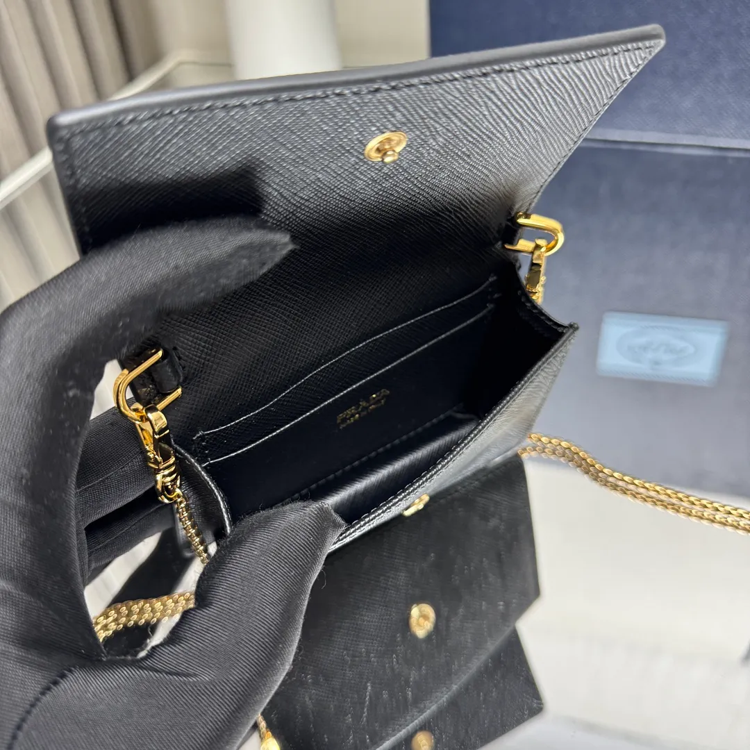 P560 [Top original order] Prada's new chain card holder 💼Model 1MR034, 164 OEM code ✨ This exquisite and versatile flip card holder is equipped with a detachable chain shoulder strap, which adds gorgeous style and is easy to carry in a variety of ways. A metal lettering logo adorns the front of the Saffiano leather jacket. Saffiano leather, the brand's signature material, features a chic cross-hatch texture and waxed finish. Snap button closure, enameled metal triangle logo, two card slots Moiré and Saffiano leather lining, detachable chain shoulder strap 🏅️🏅️🏅️Size: 11.5*8*2.5cm