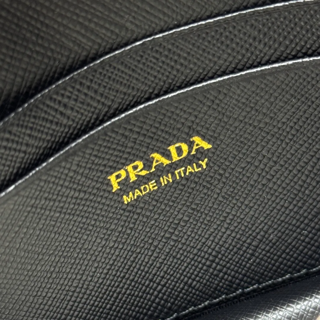 P560 [Top original order] Prada's new chain card holder 💼Model 1MR034, 164 OEM code ✨ This exquisite and versatile flip card holder is equipped with a detachable chain shoulder strap, which adds gorgeous style and is easy to carry in a variety of ways. A metal lettering logo adorns the front of the Saffiano leather jacket. Saffiano leather, the brand's signature material, features a chic cross-hatch texture and waxed finish. Snap button closure, enameled metal triangle logo, two card slots Moiré and Saffiano leather lining, detachable chain shoulder strap 🏅️🏅️🏅️Size: 11.5*8*2.5cm
