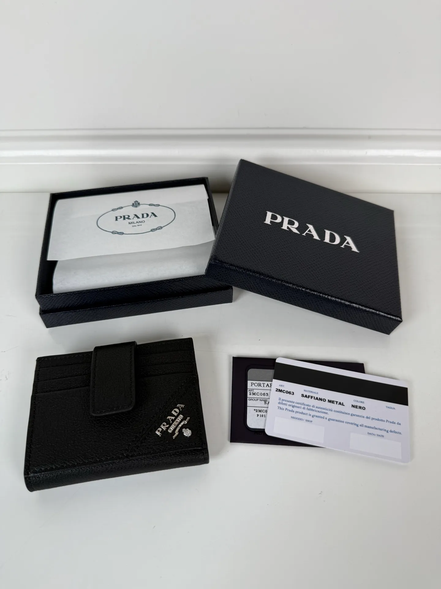 💰 480, P Home → Men's half-fold card holder, model 2MC063, made of deerskin and cowhide, size 10×8cm, large capacity, can hold 12 cards and a little cash/gold, simple but not simple, best-selling model at the counter🔥.