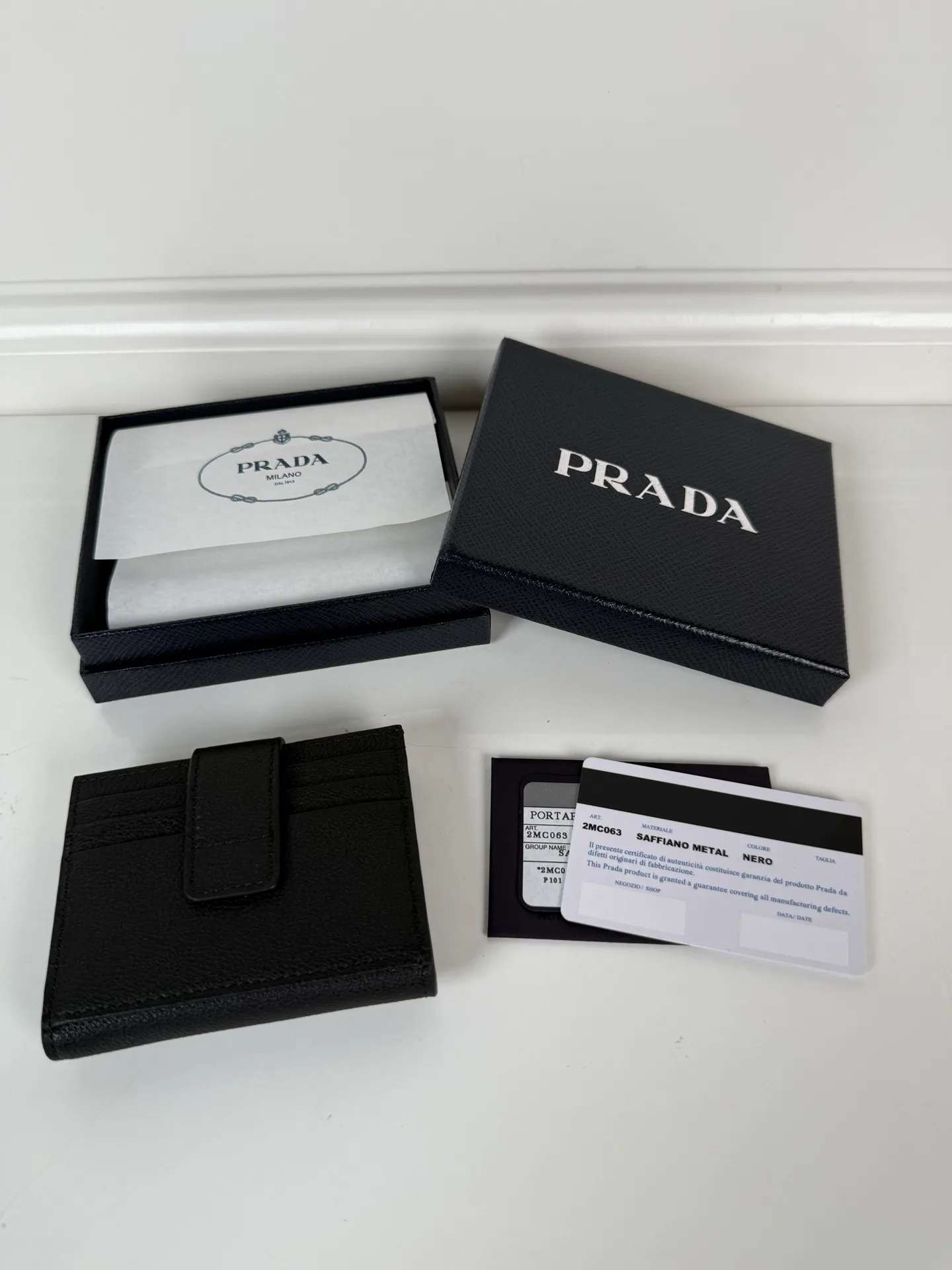 💰 480, P Home → Men's half-fold card holder, model 2MC063, made of deerskin and cowhide, size 10×8cm, large capacity, can hold 12 cards and a little cash/gold, simple but not simple, best-selling model at the counter🔥.