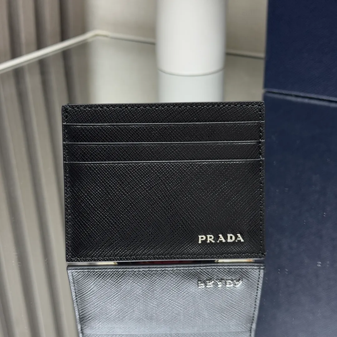 P340 [Top Original] PRADA's new card holder💼Model 2MC223, inner code 164 OEM code💋 This Saffiano leather card holder is equipped with six card slots, a main pocket and fabric lining. The Prada enamel triangle logo at the bottom corner highlights the brand's style. 🏅️🏅️🏅️Size: length 10cm*height 8cm