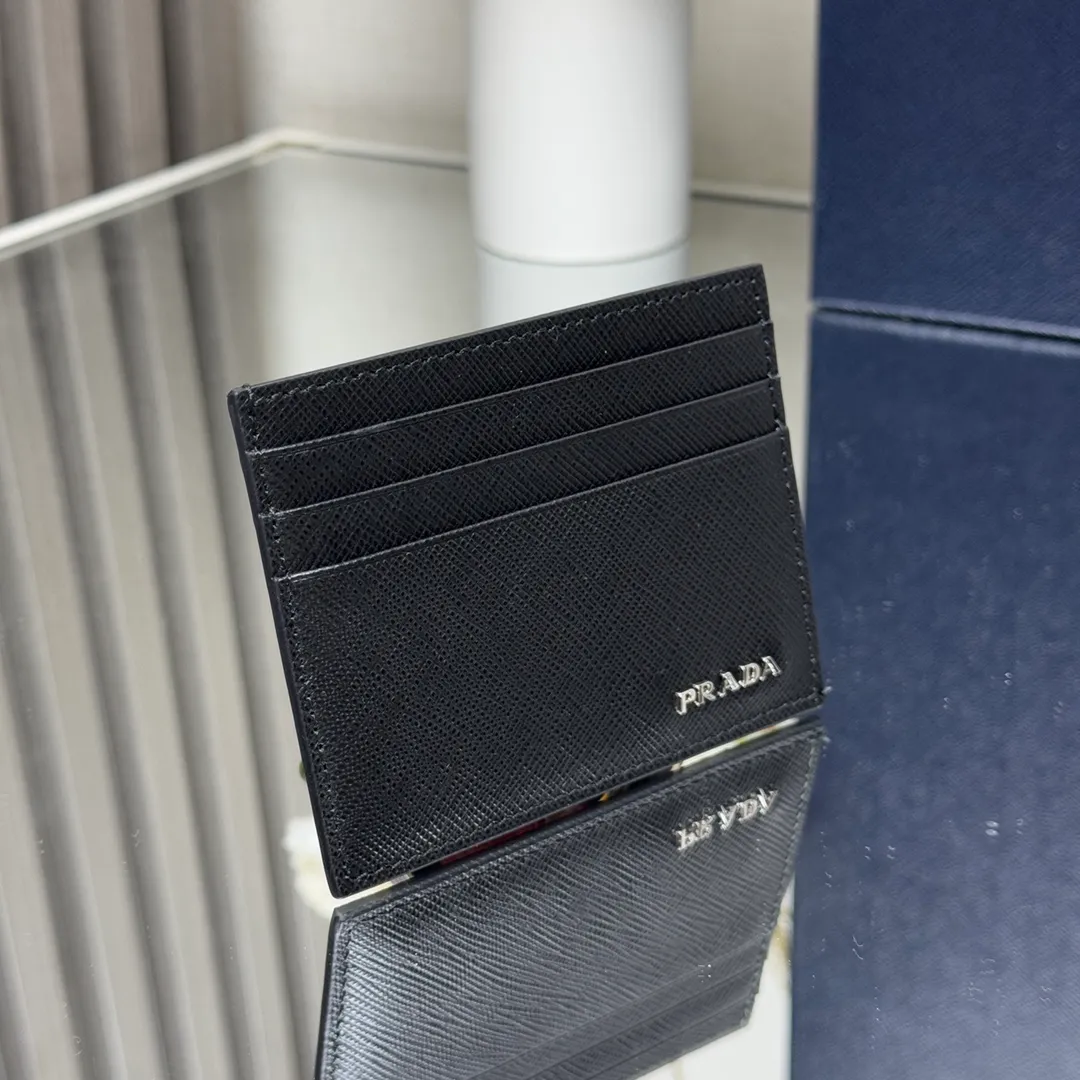 P340 [Top Original] PRADA's new card holder💼Model 2MC223, inner code 164 OEM code💋 This Saffiano leather card holder is equipped with six card slots, a main pocket and fabric lining. The Prada enamel triangle logo at the bottom corner highlights the brand's style. 🏅️🏅️🏅️Size: length 10cm*height 8cm