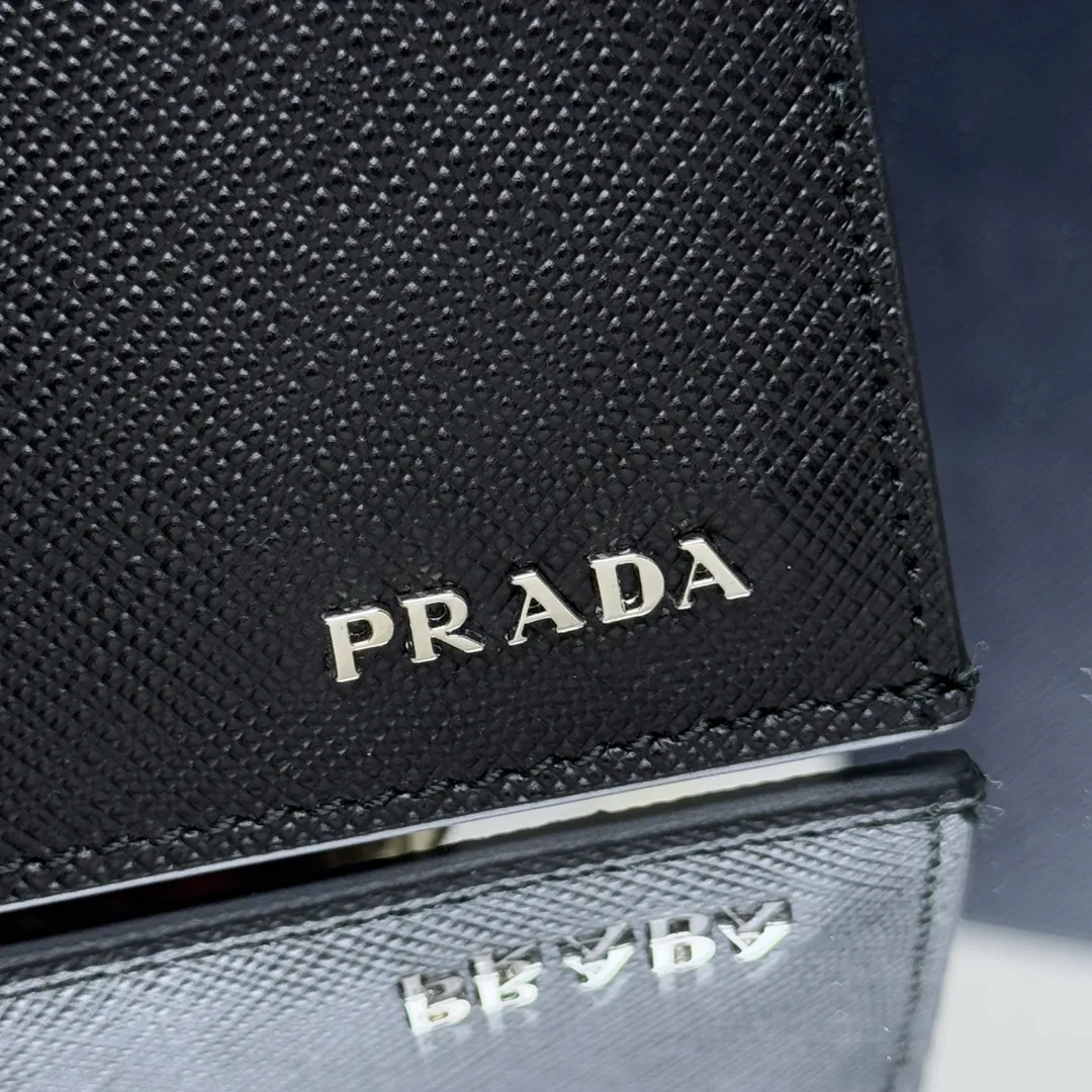 P340 [Top Original] PRADA's new card holder💼Model 2MC223, inner code 164 OEM code💋 This Saffiano leather card holder is equipped with six card slots, a main pocket and fabric lining. The Prada enamel triangle logo at the bottom corner highlights the brand's style. 🏅️🏅️🏅️Size: length 10cm*height 8cm