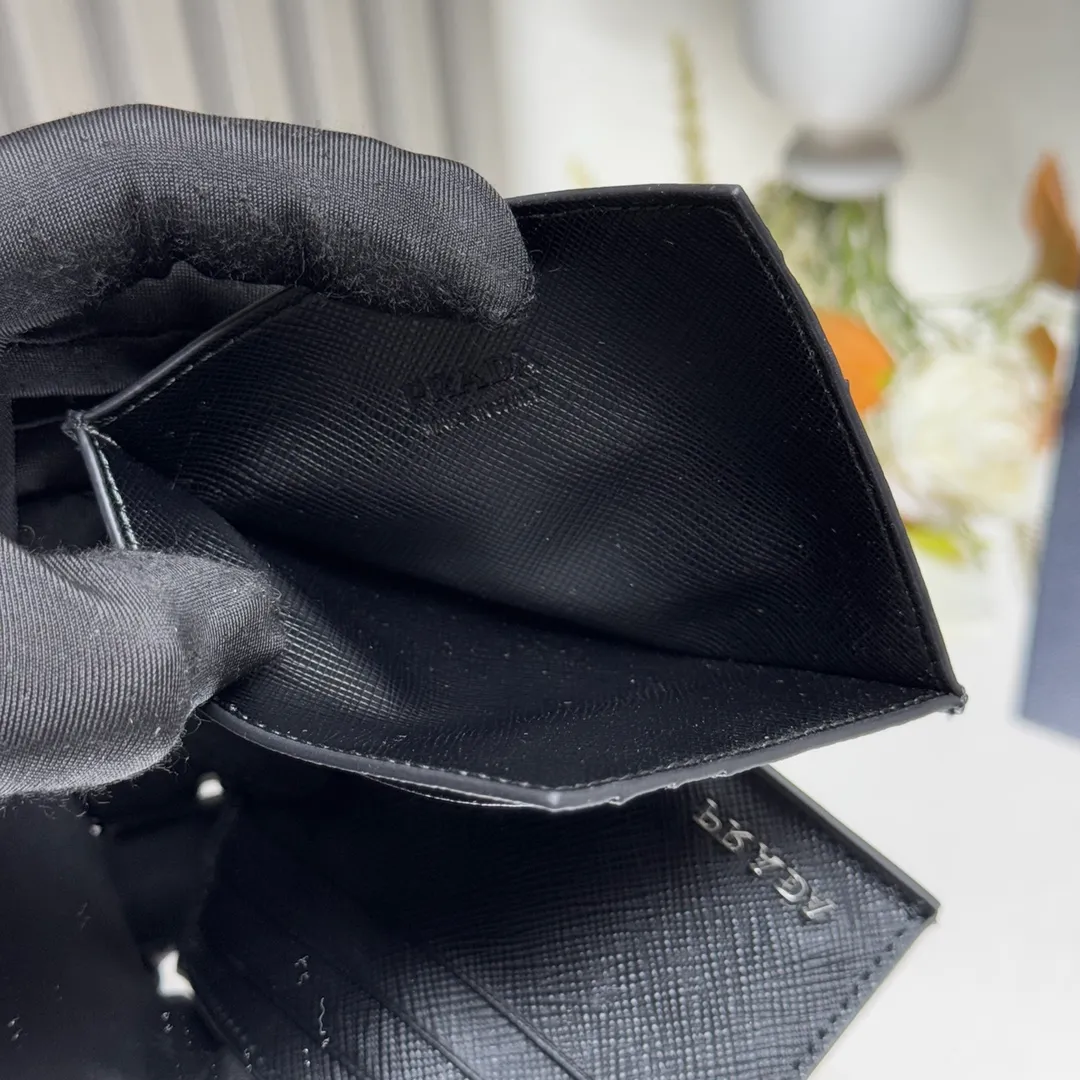 P340 [Top Original] PRADA's new card holder💼Model 2MC223, inner code 164 OEM code💋 This Saffiano leather card holder is equipped with six card slots, a main pocket and fabric lining. The Prada enamel triangle logo at the bottom corner highlights the brand's style. 🏅️🏅️🏅️Size: length 10cm*height 8cm