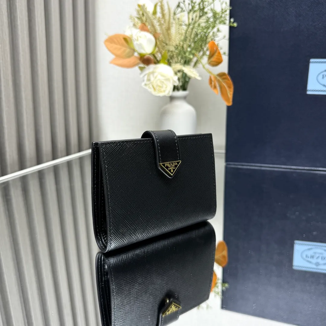 P440 [Top original order] PRADA's new wallet💼Classic, simple and fashionable, authentic development, model 1MV204, internal code 164 OEM code💋This simple and elegant small wallet is made of smooth leather and Saffiano leather. Saffiano leather has a cross-hatched texture and is Prada’s signature material. The wallet has a simple and elegant design, equipped with multiple compartments and pockets. The iconic enamel triangle logo decorates the closure, highlighting the brand style🏅️🏅️🏅️Size: 11.2*8.5cm