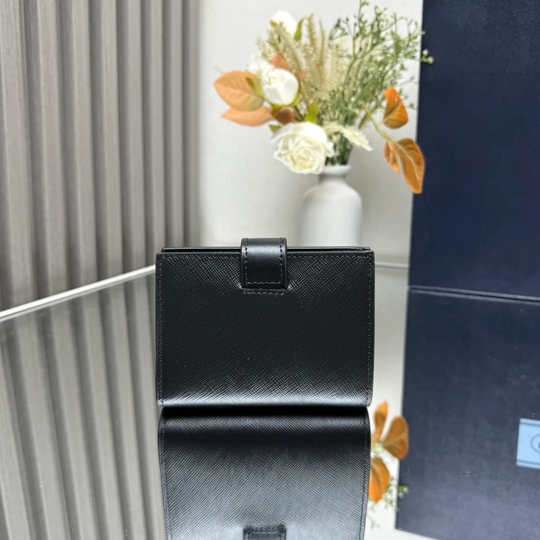 P440 [Top original order] PRADA's new wallet💼Classic, simple and fashionable, authentic development, model 1MV204, internal code 164 OEM code💋This simple and elegant small wallet is made of smooth leather and Saffiano leather. Saffiano leather has a cross-hatched texture and is Prada’s signature material. The wallet has a simple and elegant design, equipped with multiple compartments and pockets. The iconic enamel triangle logo decorates the closure, highlighting the brand style🏅️🏅️🏅️Size: 11.2*8.5cm