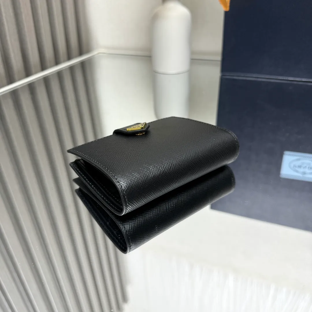 P440 [Top original order] PRADA's new wallet💼Classic, simple and fashionable, authentic development, model 1MV204, internal code 164 OEM code💋This simple and elegant small wallet is made of smooth leather and Saffiano leather. Saffiano leather has a cross-hatched texture and is Prada’s signature material. The wallet has a simple and elegant design, equipped with multiple compartments and pockets. The iconic enamel triangle logo decorates the closure, highlighting the brand style🏅️🏅️🏅️Size: 11.2*8.5cm