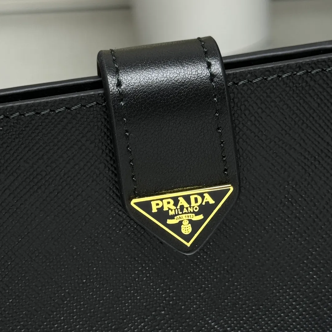 P440 [Top original order] PRADA's new wallet💼Classic, simple and fashionable, authentic development, model 1MV204, internal code 164 OEM code💋This simple and elegant small wallet is made of smooth leather and Saffiano leather. Saffiano leather has a cross-hatched texture and is Prada’s signature material. The wallet has a simple and elegant design, equipped with multiple compartments and pockets. The iconic enamel triangle logo decorates the closure, highlighting the brand style🏅️🏅️🏅️Size: 11.2*8.5cm