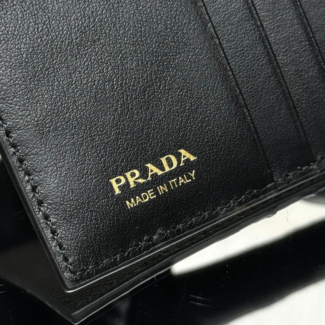 P440 [Top original order] PRADA's new wallet💼Classic, simple and fashionable, authentic development, model 1MV204, internal code 164 OEM code💋This simple and elegant small wallet is made of smooth leather and Saffiano leather. Saffiano leather has a cross-hatched texture and is Prada’s signature material. The wallet has a simple and elegant design, equipped with multiple compartments and pockets. The iconic enamel triangle logo decorates the closure, highlighting the brand style🏅️🏅️🏅️Size: 11.2*8.5cm