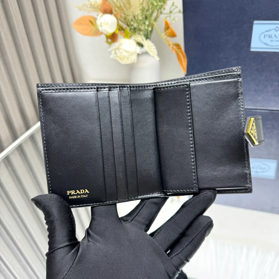 P440 [Top original order] PRADA's new wallet💼Classic, simple and fashionable, authentic development, model 1MV204, internal code 164 OEM code💋This simple and elegant small wallet is made of smooth leather and Saffiano leather. Saffiano leather has a cross-hatched texture and is Prada’s signature material. The wallet has a simple and elegant design, equipped with multiple compartments and pockets. The iconic enamel triangle logo decorates the closure, highlighting the brand style🏅️🏅️🏅️Size: 11.2*8.5cm