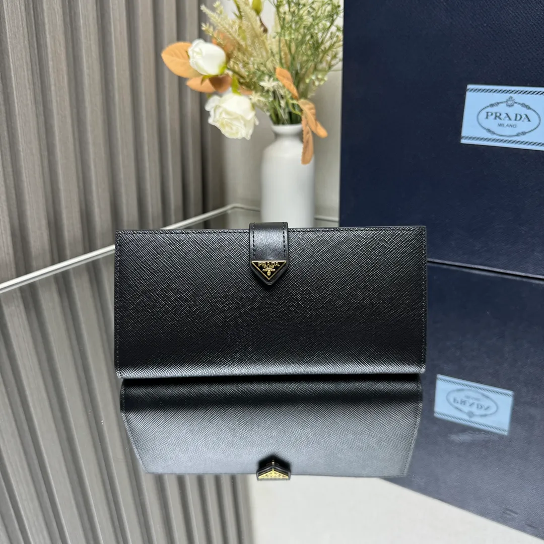 P500 [Top original order] PRADA's new suit clip wallet💼Classic, simple and fashionable, synchronized with the official website, genuine development, model number 1MV025, internal code 164 OEM code💋 Smooth leather and Saffiano leather details meet to create this exquisite long wallet. Saffiano leather has a cross-hatched texture and is Prada’s signature material. The design is simple and elegant, equipped with multiple compartments and pockets, and the iconic enameled triangle logo decoration highlights the brand style. One bill compartment, nine card slots, three internal pockets, internal zippered coin compartment🏅️🏅️🏅️Dimensions: Length 18cm Height 9cm