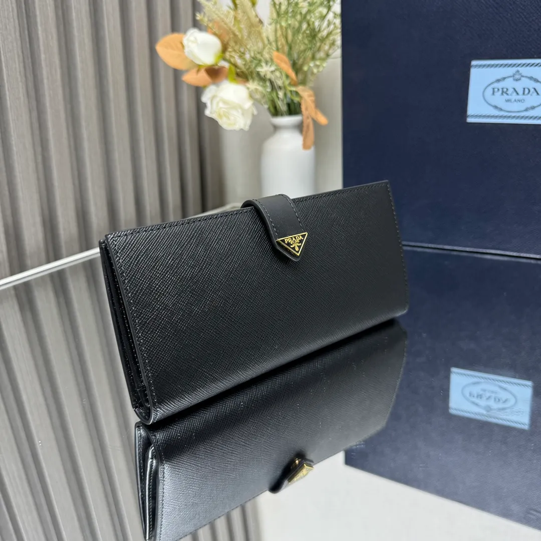 P500 [Top original order] PRADA's new suit clip wallet💼Classic, simple and fashionable, synchronized with the official website, genuine development, model number 1MV025, internal code 164 OEM code💋 Smooth leather and Saffiano leather details meet to create this exquisite long wallet. Saffiano leather has a cross-hatched texture and is Prada’s signature material. The design is simple and elegant, equipped with multiple compartments and pockets, and the iconic enameled triangle logo decoration highlights the brand style. One bill compartment, nine card slots, three internal pockets, internal zippered coin compartment🏅️🏅️🏅️Dimensions: Length 18cm Height 9cm