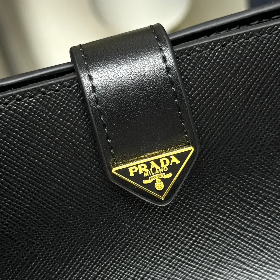 P500 [Top original order] PRADA's new suit clip wallet💼Classic, simple and fashionable, synchronized with the official website, genuine development, model number 1MV025, internal code 164 OEM code💋 Smooth leather and Saffiano leather details meet to create this exquisite long wallet. Saffiano leather has a cross-hatched texture and is Prada’s signature material. The design is simple and elegant, equipped with multiple compartments and pockets, and the iconic enameled triangle logo decoration highlights the brand style. One bill compartment, nine card slots, three internal pockets, internal zippered coin compartment🏅️🏅️🏅️Dimensions: Length 18cm Height 9cm