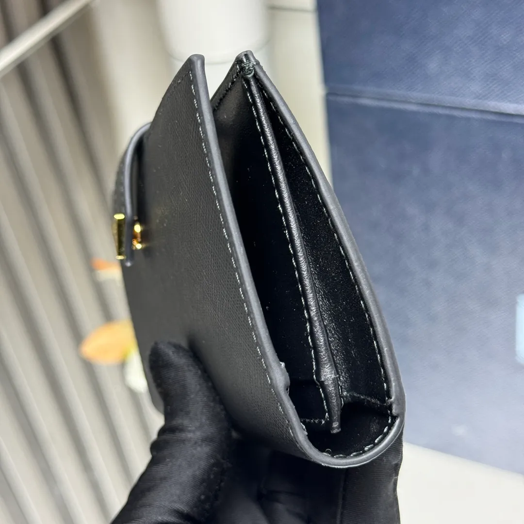 P500 [Top original order] PRADA's new suit clip wallet💼Classic, simple and fashionable, synchronized with the official website, genuine development, model number 1MV025, internal code 164 OEM code💋 Smooth leather and Saffiano leather details meet to create this exquisite long wallet. Saffiano leather has a cross-hatched texture and is Prada’s signature material. The design is simple and elegant, equipped with multiple compartments and pockets, and the iconic enameled triangle logo decoration highlights the brand style. One bill compartment, nine card slots, three internal pockets, internal zippered coin compartment🏅️🏅️🏅️Dimensions: Length 18cm Height 9cm
