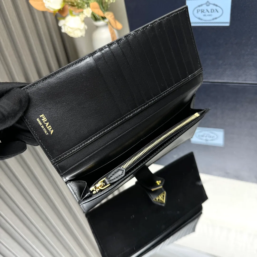 P500 [Top original order] PRADA's new suit clip wallet💼Classic, simple and fashionable, synchronized with the official website, genuine development, model number 1MV025, internal code 164 OEM code💋 Smooth leather and Saffiano leather details meet to create this exquisite long wallet. Saffiano leather has a cross-hatched texture and is Prada’s signature material. The design is simple and elegant, equipped with multiple compartments and pockets, and the iconic enameled triangle logo decoration highlights the brand style. One bill compartment, nine card slots, three internal pockets, internal zippered coin compartment🏅️🏅️🏅️Dimensions: Length 18cm Height 9cm