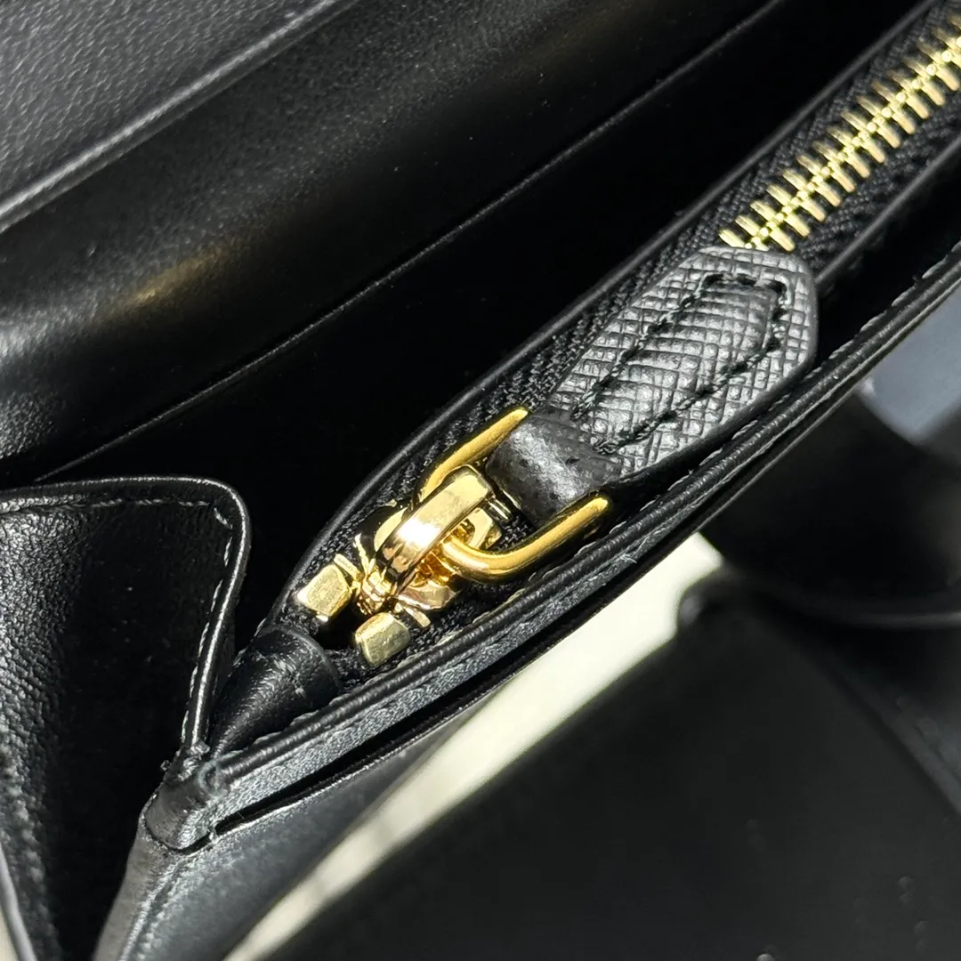 P500 [Top original order] PRADA's new suit clip wallet💼Classic, simple and fashionable, synchronized with the official website, genuine development, model number 1MV025, internal code 164 OEM code💋 Smooth leather and Saffiano leather details meet to create this exquisite long wallet. Saffiano leather has a cross-hatched texture and is Prada’s signature material. The design is simple and elegant, equipped with multiple compartments and pockets, and the iconic enameled triangle logo decoration highlights the brand style. One bill compartment, nine card slots, three internal pockets, internal zippered coin compartment🏅️🏅️🏅️Dimensions: Length 18cm Height 9cm