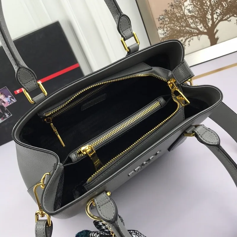 All categories Official website "Brand Women's Bags" Women's Bags 💙 PRADA 2022 official new Prada calfskin handbag wholesale 58002500 High quality Size: 30-22-13CM