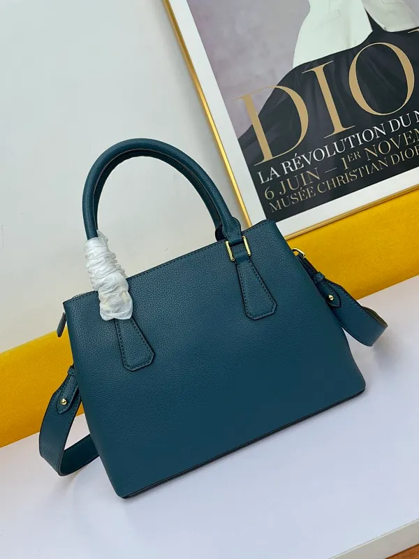 All categories Official website "Brand Women's Bags" Women's Bags 💙 PRADA 2022 official new Prada calfskin handbag wholesale 58002500 High quality Size: 30-22-13CM