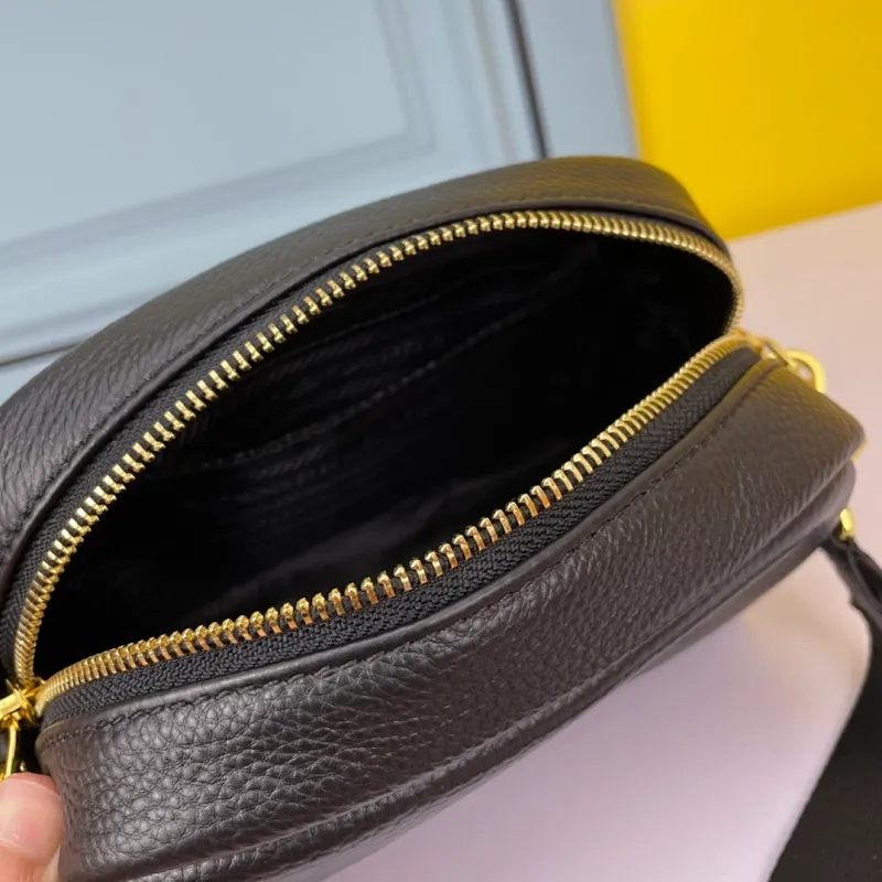 All categories Official website "Brand Women's Bags" Women's Bags 💙 PRADA replica PRADA, fine imitation PRADA bags, PRADA shoulder bags, 2023 official latest version PRADA cowhide camera bag, bag factory, original material, size: 21-14-8CM