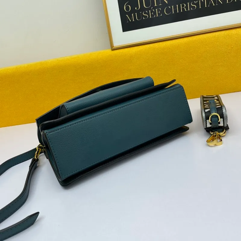 All categories Official website "Brand Women's Bags" Women's Bags 💙 PRADA 2022 official new Prada leather crossbody bag wholesale 58002300 High quality Size: 27-17-10CM