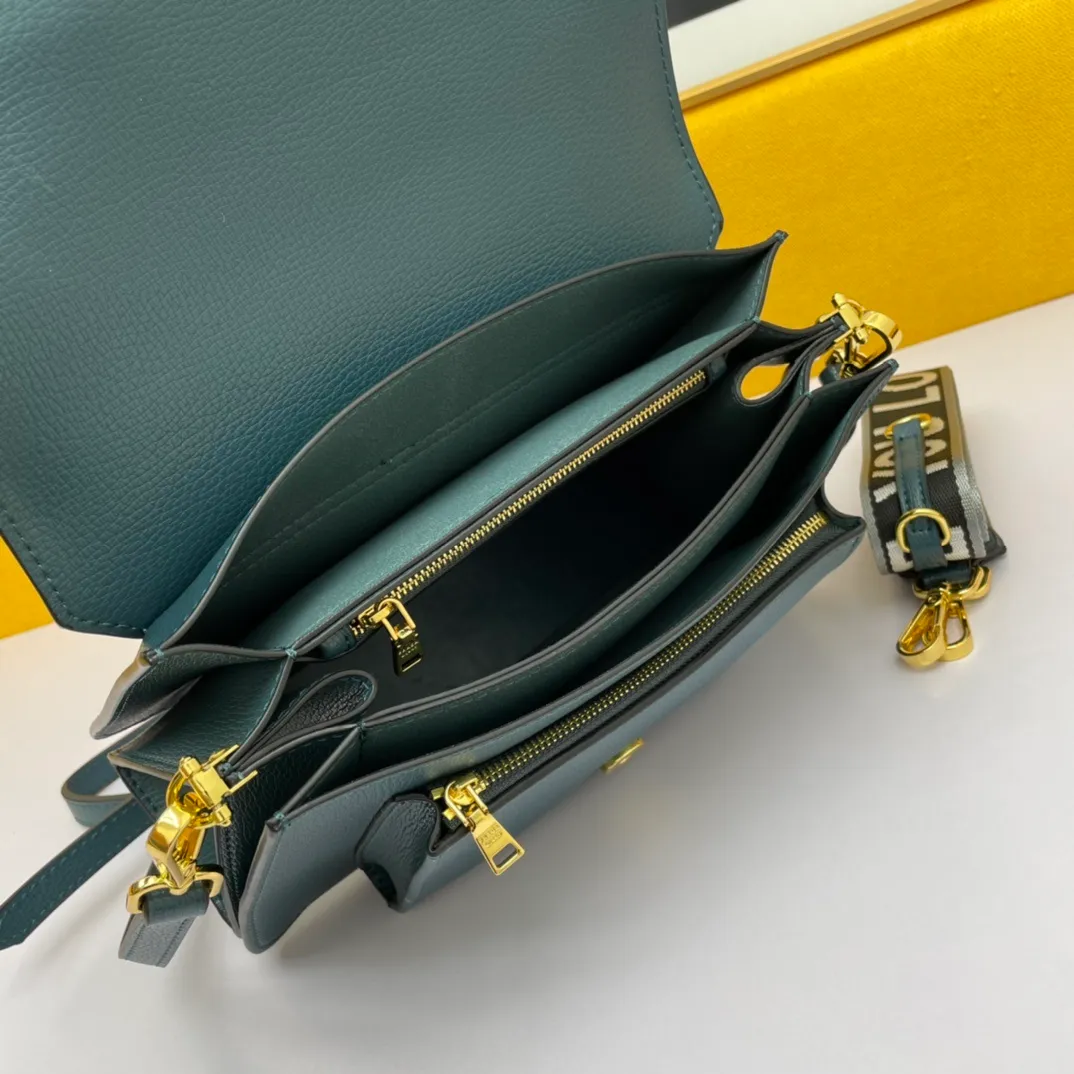 All categories Official website "Brand Women's Bags" Women's Bags 💙 PRADA 2022 official new Prada leather crossbody bag wholesale 58002300 High quality Size: 27-17-10CM