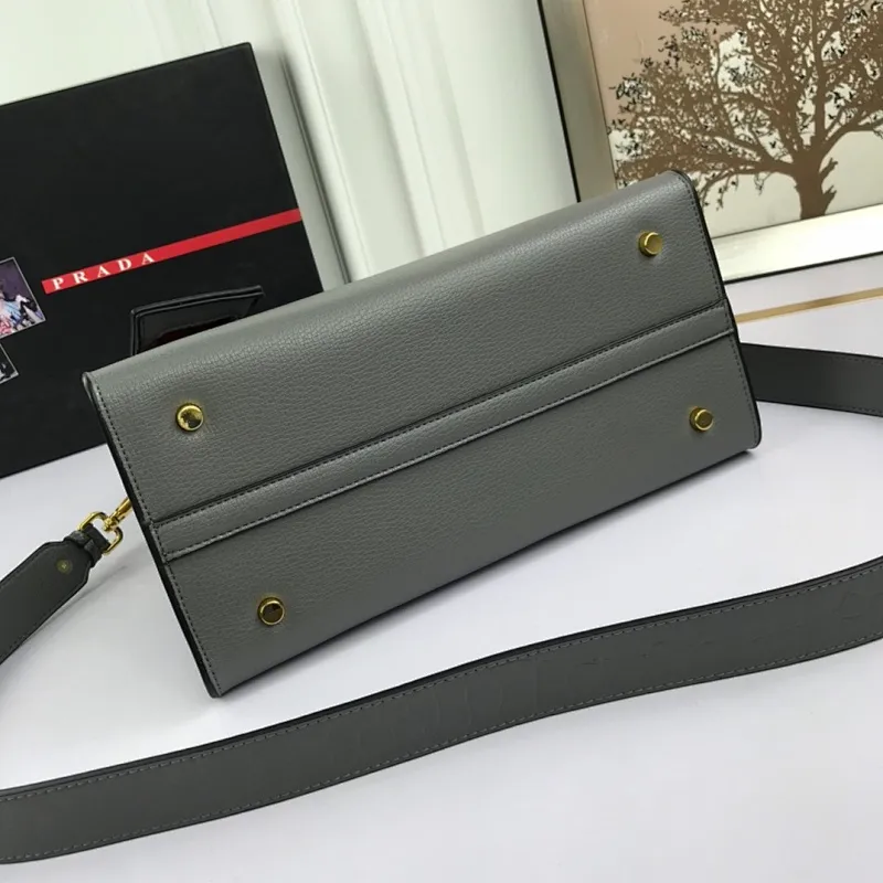 All categories Official website "Brand Women's Bags" Women's Bags 💙 PRADA 2022 official new Prada calfskin handbag wholesale 58002500 High quality Size: 30-24-15CM