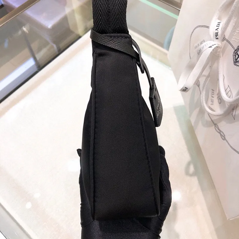 All categories Official website "Brand Women's Bags" Women's Bags 💙 PRADA 2022 official new Prada armpit bag wholesale Original order quality 58001500 Size: 22-17-6Cm