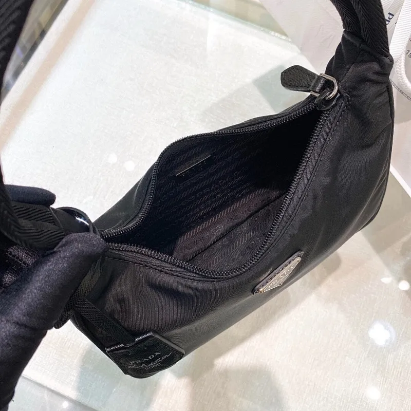 All categories Official website "Brand Women's Bags" Women's Bags 💙 PRADA 2022 official new Prada armpit bag wholesale Original order quality 58001500 Size: 22-17-6Cm