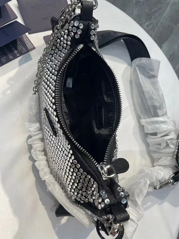 All categories Official website "Brand Women's Bags" Women's Bags 💙 PRADA 2022 Official New Prada Crossbody Bag Wholesale 58001900 High Quality Specifications: 22-18-6.5CM