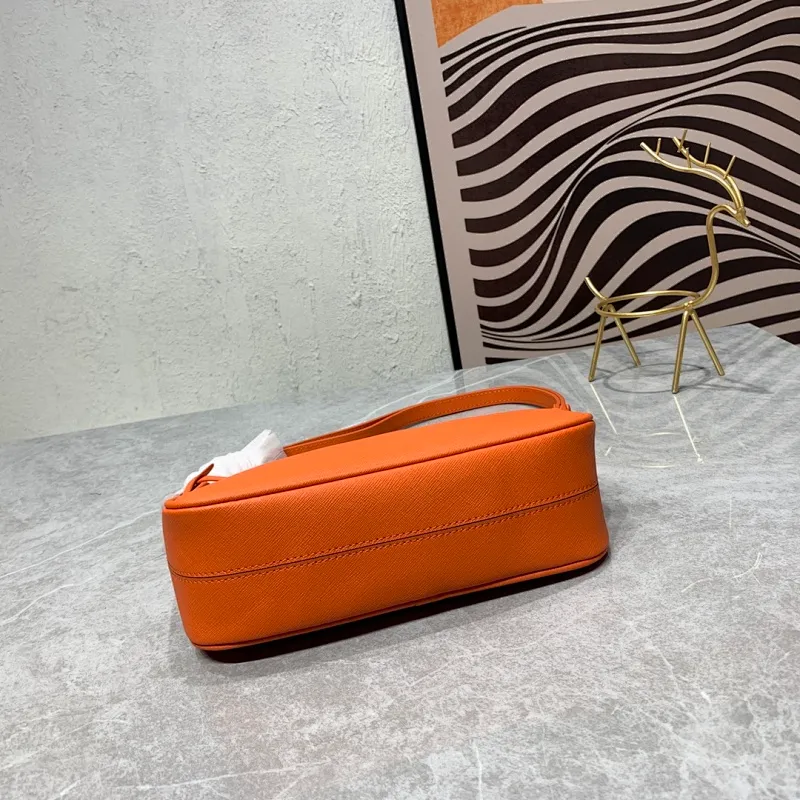 All Categories Official Website "Brand Women's Bags" Women's Bags 💙 PRADA Prada 2022 counter latest hobo women's full leather armpit bag 1BH307 is made of cross-grain cowhide imported from Italy, triangle brand metal hardware, equipped with a small tag keychain, 80 cm adjustable shoulder strap, single shoulder + crossbody + handheld multi-functional carrying method, cloth lining, 175 OEM code. size: