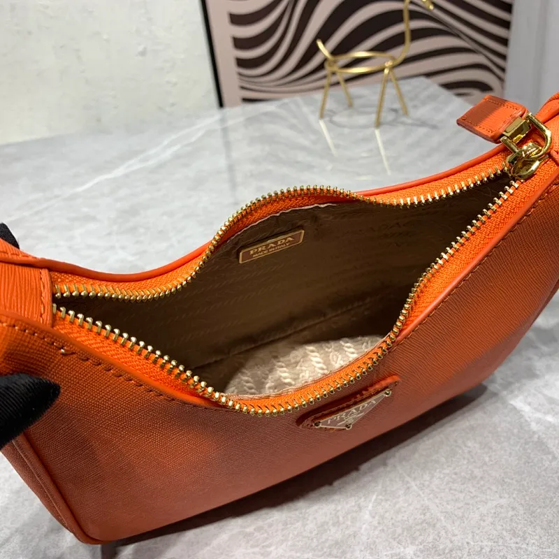 All Categories Official Website "Brand Women's Bags" Women's Bags 💙 PRADA Prada 2022 counter latest hobo women's full leather armpit bag 1BH307 is made of cross-grain cowhide imported from Italy, triangle brand metal hardware, equipped with a small tag keychain, 80 cm adjustable shoulder strap, single shoulder + crossbody + handheld multi-functional carrying method, cloth lining, 175 OEM code. size: