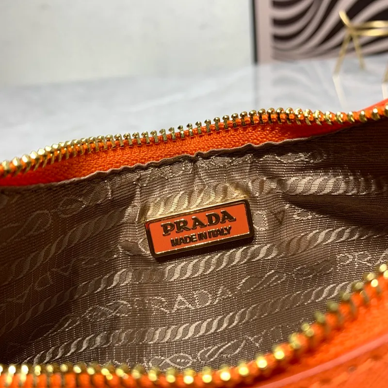 All Categories Official Website "Brand Women's Bags" Women's Bags 💙 PRADA Prada 2022 counter latest hobo women's full leather armpit bag 1BH307 is made of cross-grain cowhide imported from Italy, triangle brand metal hardware, equipped with a small tag keychain, 80 cm adjustable shoulder strap, single shoulder + crossbody + handheld multi-functional carrying method, cloth lining, 175 OEM code. size: