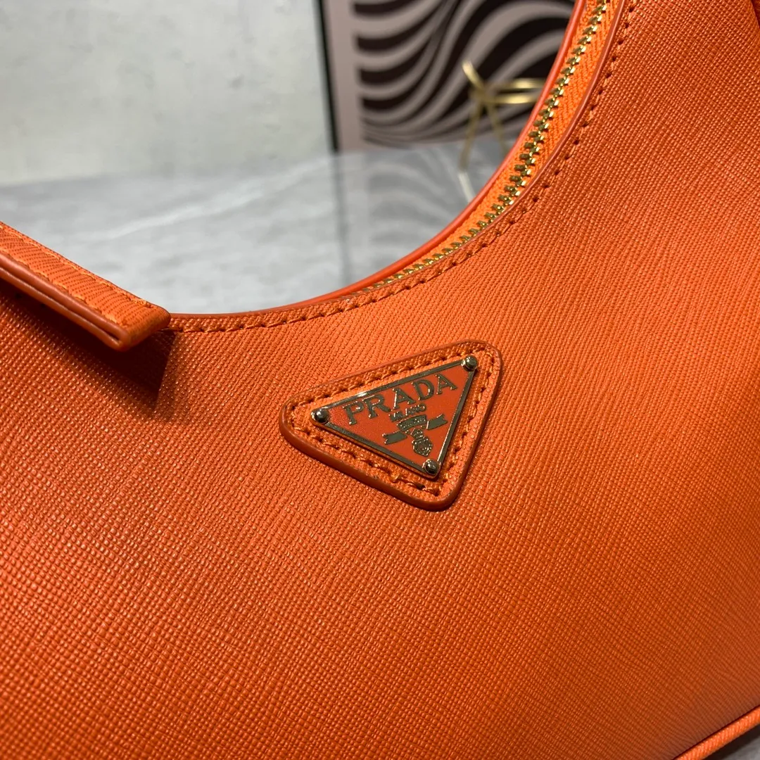 All Categories Official Website "Brand Women's Bags" Women's Bags 💙 PRADA Prada 2022 counter latest hobo women's full leather armpit bag 1BH307 is made of cross-grain cowhide imported from Italy, triangle brand metal hardware, equipped with a small tag keychain, 80 cm adjustable shoulder strap, single shoulder + crossbody + handheld multi-functional carrying method, cloth lining, 175 OEM code. size:
