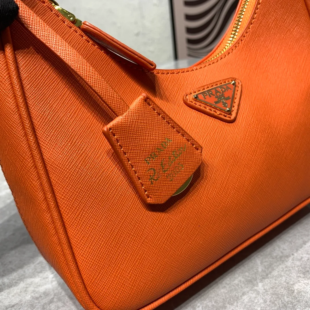 All Categories Official Website "Brand Women's Bags" Women's Bags 💙 PRADA Prada 2022 counter latest hobo women's full leather armpit bag 1BH307 is made of cross-grain cowhide imported from Italy, triangle brand metal hardware, equipped with a small tag keychain, 80 cm adjustable shoulder strap, single shoulder + crossbody + handheld multi-functional carrying method, cloth lining, 175 OEM code. size: