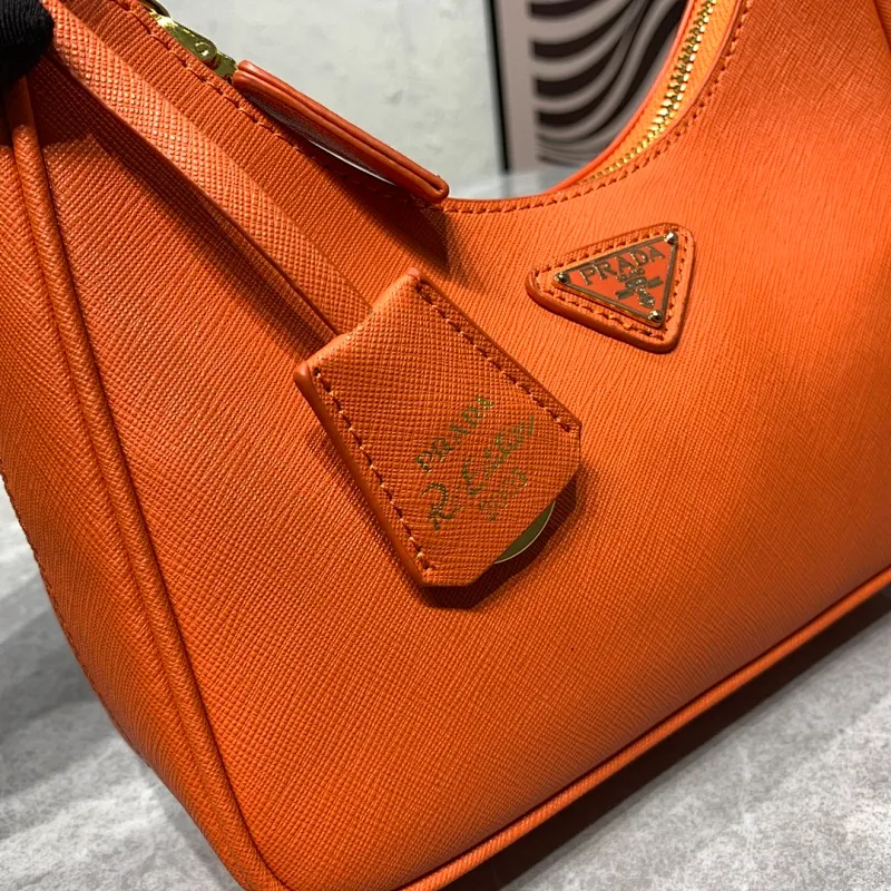All Categories Official Website "Brand Women's Bags" Women's Bags 💙 PRADA Prada 2022 counter latest hobo women's full leather armpit bag 1BH307 is made of cross-grain cowhide imported from Italy, triangle brand metal hardware, equipped with a small tag keychain, 80 cm adjustable shoulder strap, single shoulder + crossbody + handheld multi-functional carrying method, cloth lining, 175 OEM code. size: