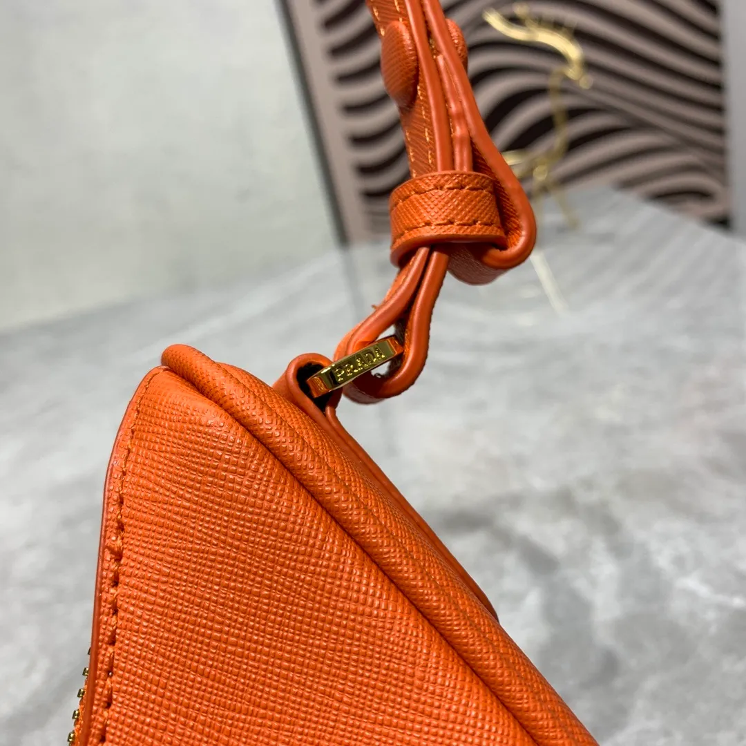 All Categories Official Website "Brand Women's Bags" Women's Bags 💙 PRADA Prada 2022 counter latest hobo women's full leather armpit bag 1BH307 is made of cross-grain cowhide imported from Italy, triangle brand metal hardware, equipped with a small tag keychain, 80 cm adjustable shoulder strap, single shoulder + crossbody + handheld multi-functional carrying method, cloth lining, 175 OEM code. size: