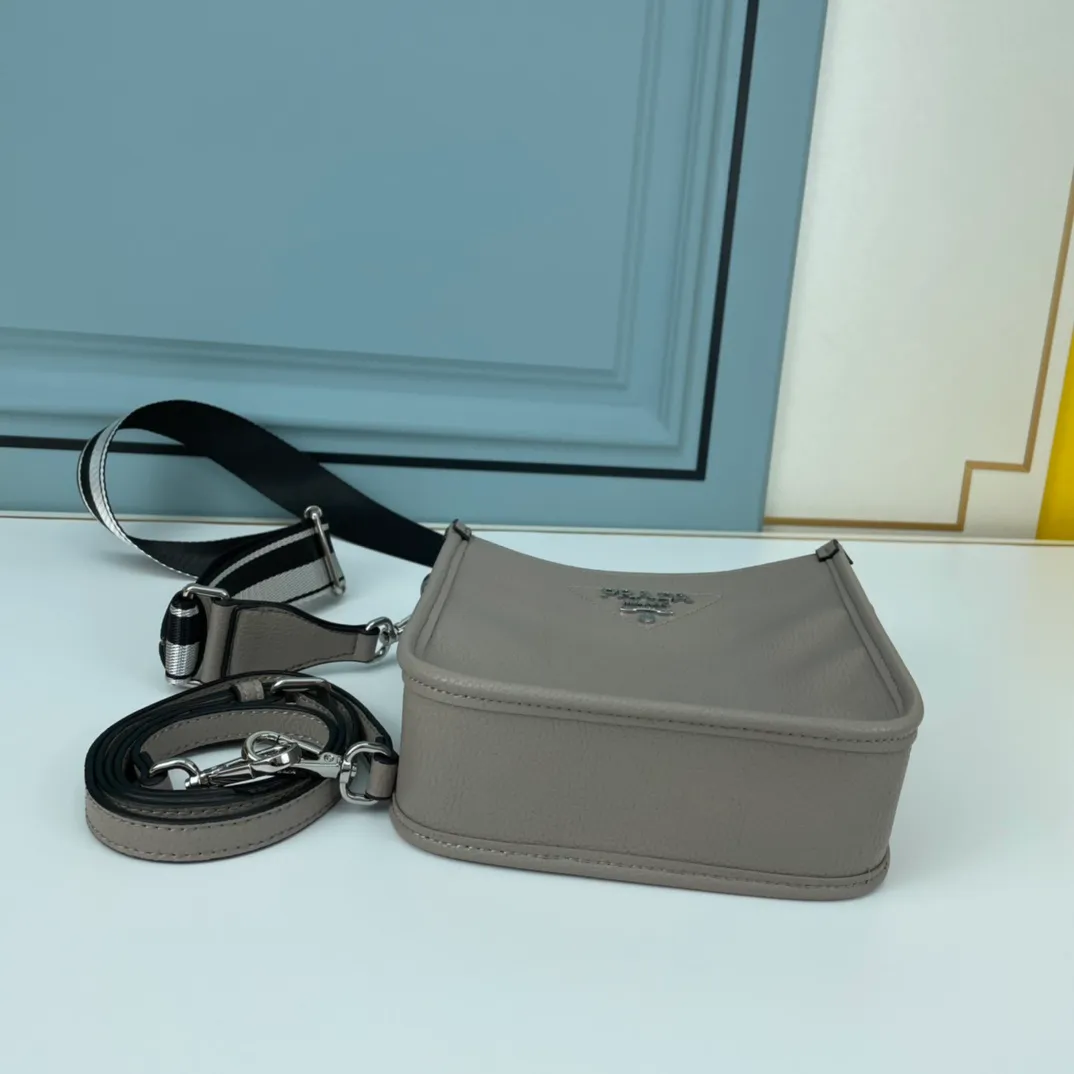 All categories Official website "Brand Women's Bags" Women's Bags 💙 PRADA 2022 Official New Prada Crossbody Bag Wholesale 58001700 High Quality Size: 19-6-20CM