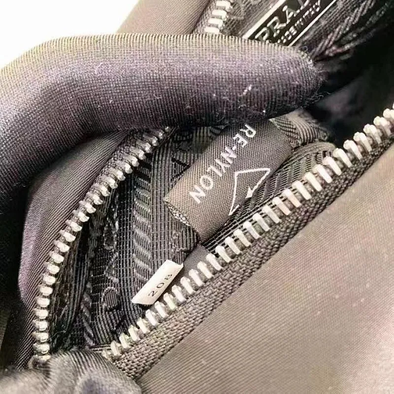 All categories Official website "Brand Women's Bags" Women's Bags 💙 PRADA 2022 official new Prada crossbody bag wholesale Original order quality 58002800 Size: 26-14-12 Cm