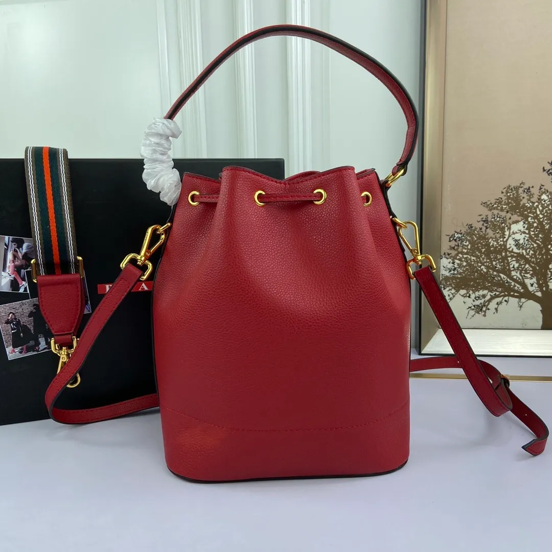 All categories Official website "Brand Women's Bags" Women's Bags 💙 PRADA 2022 official new Prada calfskin pebbled crossbody bag wholesale 58002300 High quality Size: 21-25-15CM