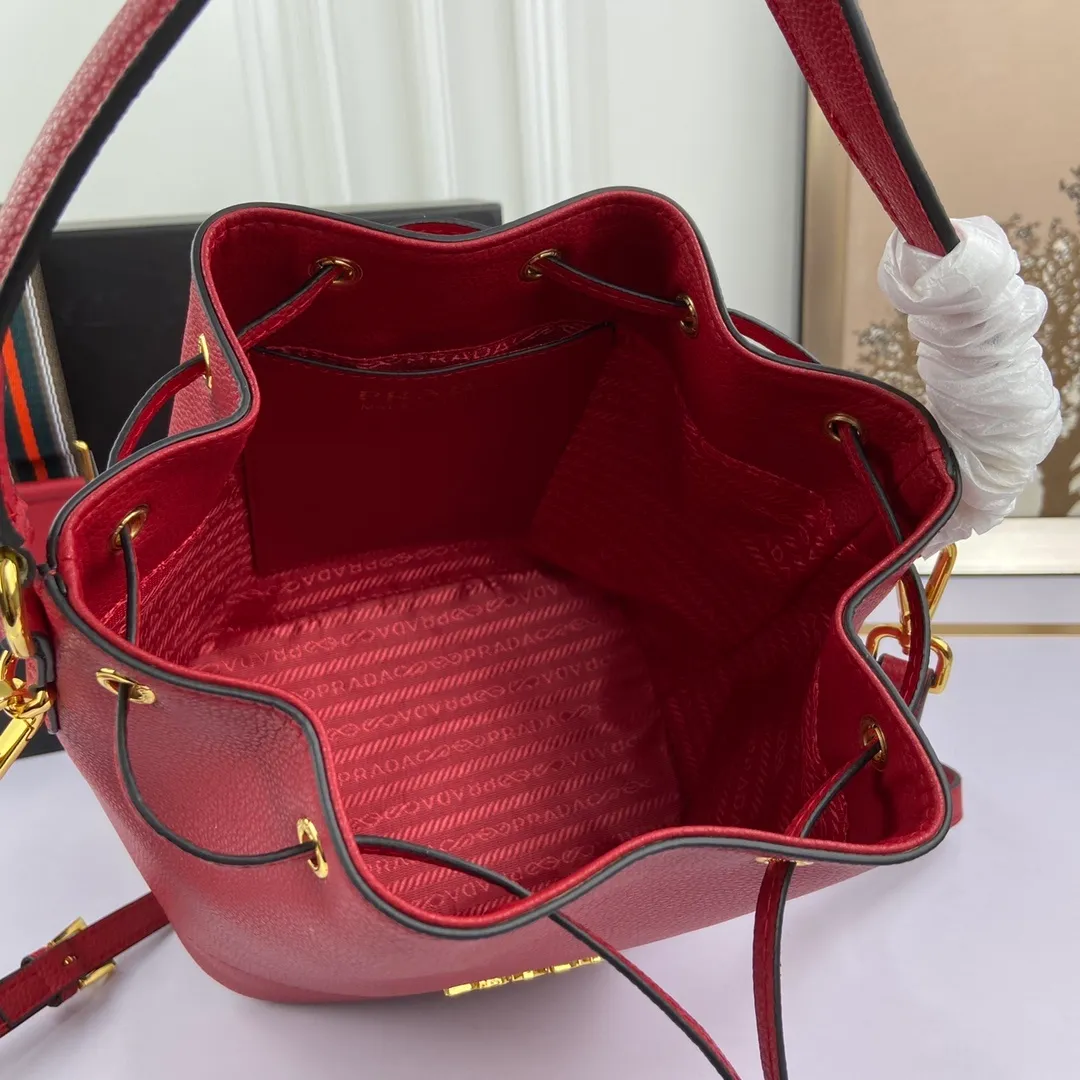All categories Official website "Brand Women's Bags" Women's Bags 💙 PRADA 2022 official new Prada calfskin pebbled crossbody bag wholesale 58002300 High quality Size: 21-25-15CM