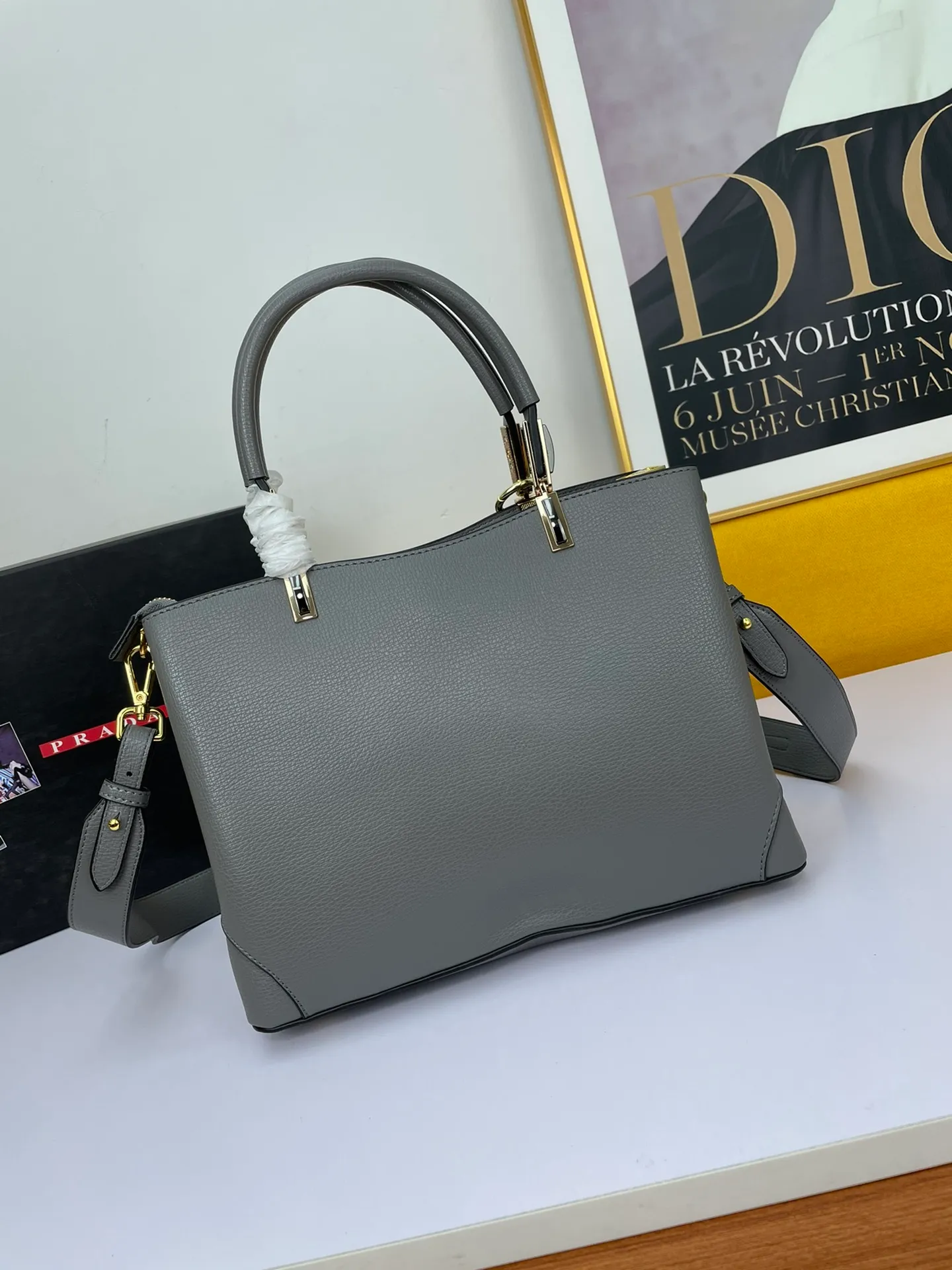 All categories Official website "Brand Women's Bags" Women's Bags 💙 PRADA 2022 Official New Prada Imported Palm Print Cowhide Fabric Handbag Wholesale 58002500 High Quality Size: 30-22-12CM