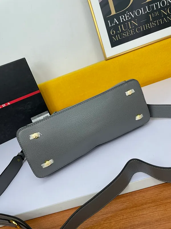 All categories Official website "Brand Women's Bags" Women's Bags 💙 PRADA 2022 Official New Prada Imported Palm Print Cowhide Fabric Handbag Wholesale 58002500 High Quality Size: 30-22-12CM
