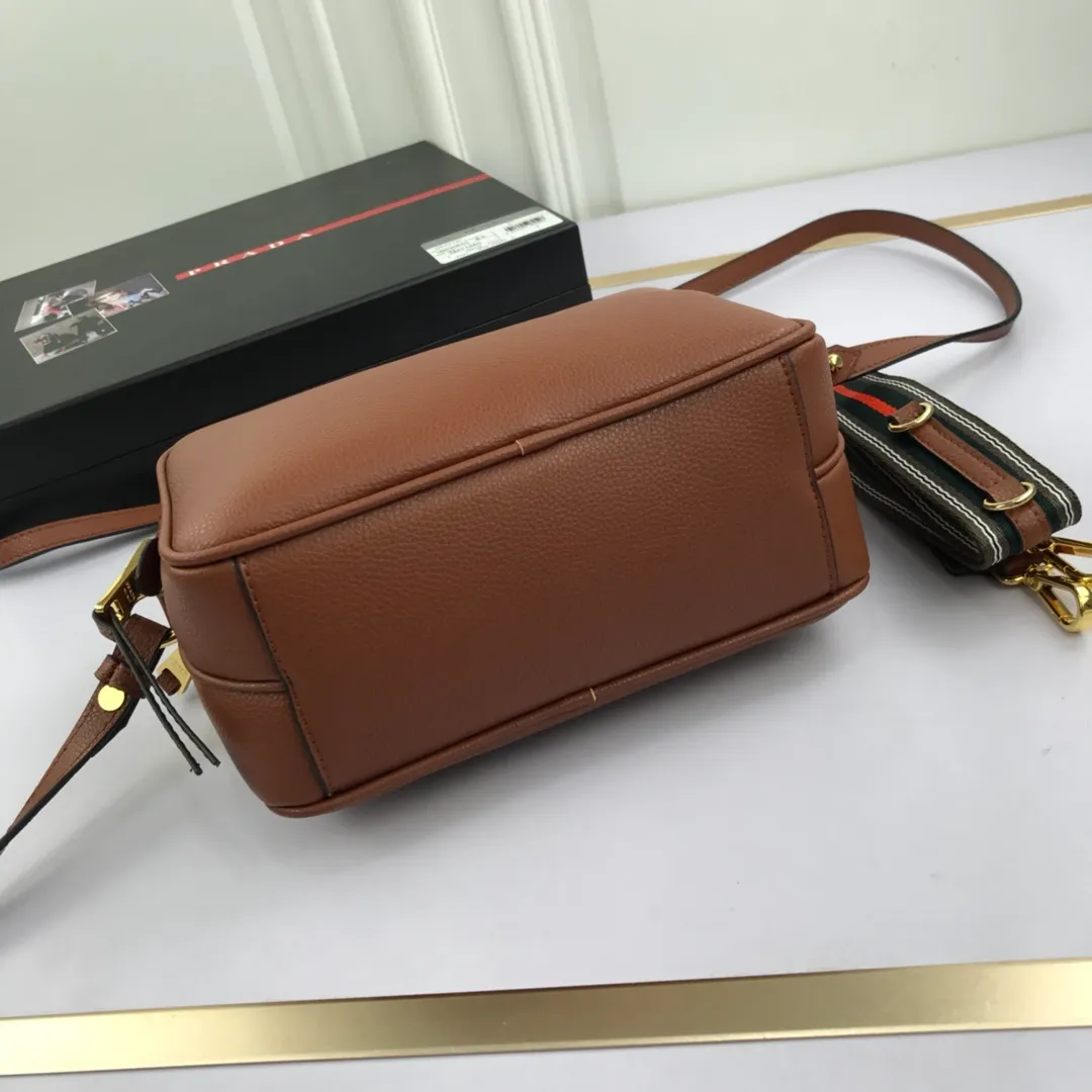 All categories Official website "Brand Women's Bags" Women's Bags 💙 PRADA 2022 Official New Prada Imported Cowhide Crossbody Bag Wholesale 58002000 High Quality Size: 23-16-10CM