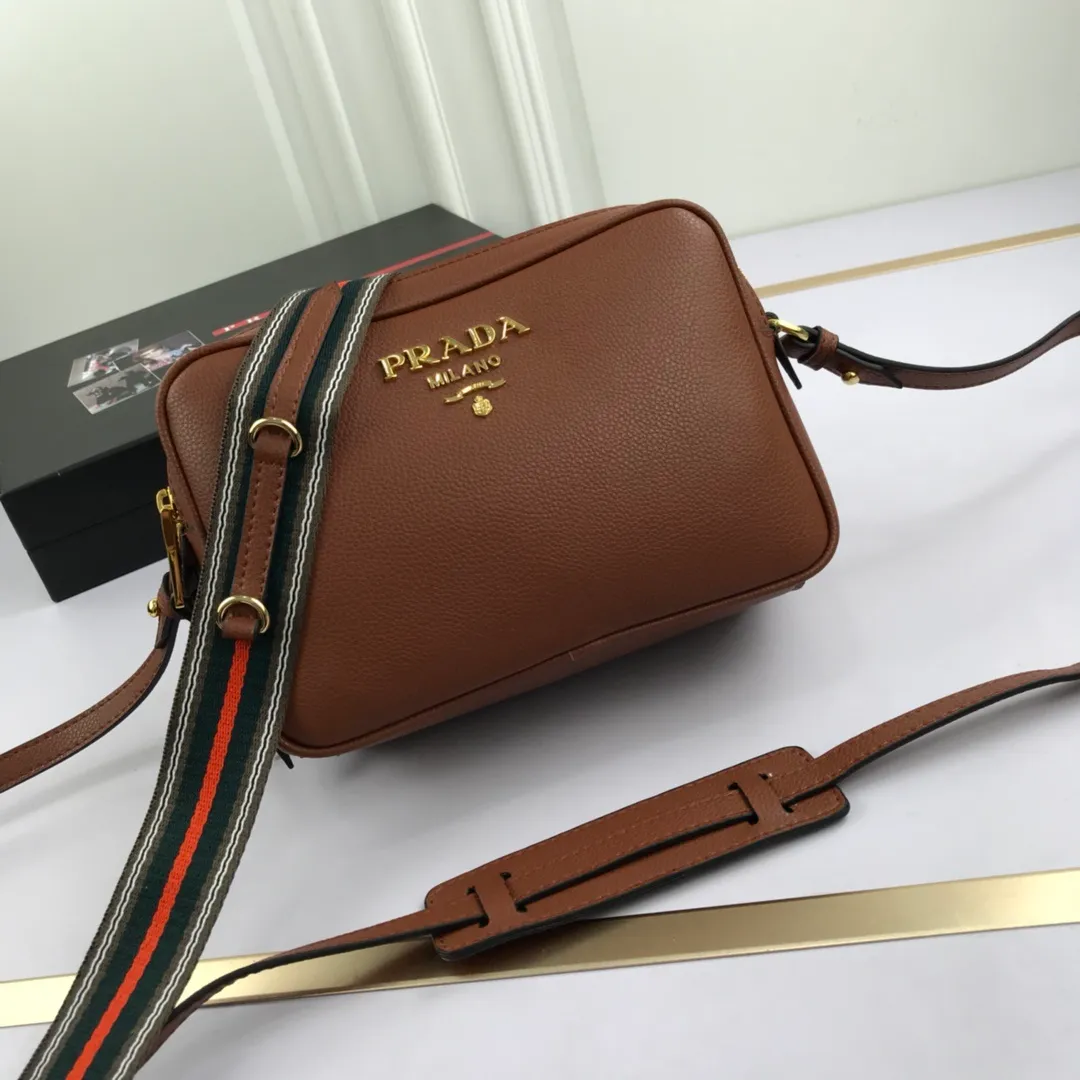 All categories Official website "Brand Women's Bags" Women's Bags 💙 PRADA 2022 Official New Prada Imported Cowhide Crossbody Bag Wholesale 58002000 High Quality Size: 23-16-10CM