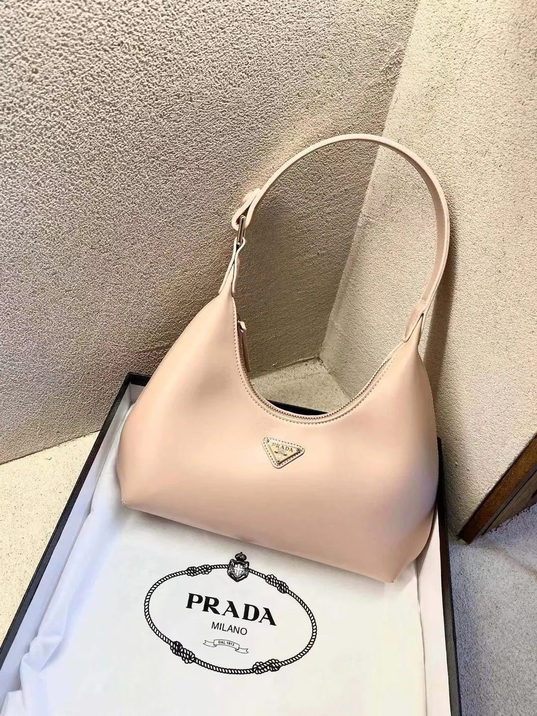 All categories Official website "Brand Women's Bags" Women's Bags 💙 PRADA Fine imitation PRADA, high imitation PRADA bags, PRADA crossbody bags, 2023 official latest version PRADA armpit bags, PRADA bag factory, recommended bags, size: 31-13CM