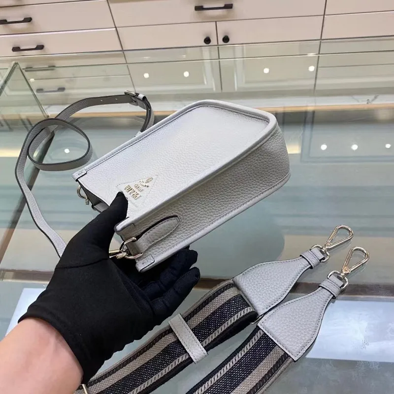 All categories Official website "Brand Women's Bags" Women's Bags 💙 PRADA 2022 official new Prada crossbody bag wholesale Original order quality 58005500 Size: 20-19-6Cm